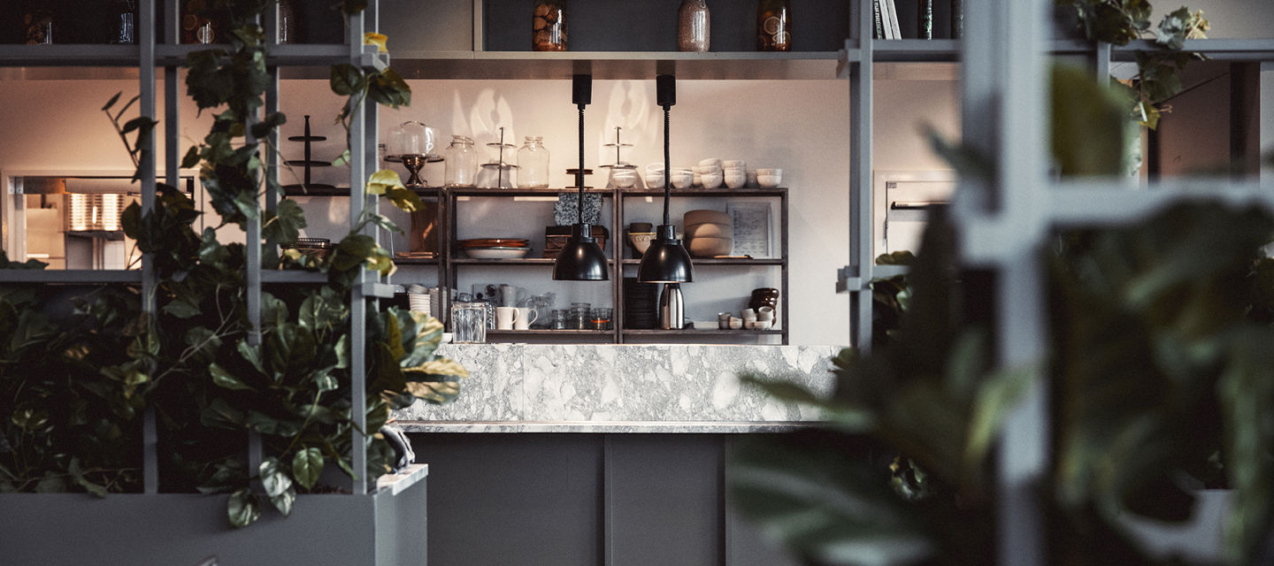 Gröna växter pryder restaurangen