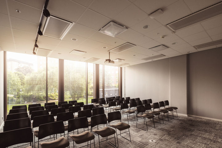 Ljus möteslokal med biosittning