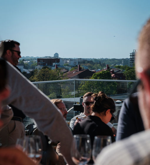 Mingel på takbar med utsikt över staden