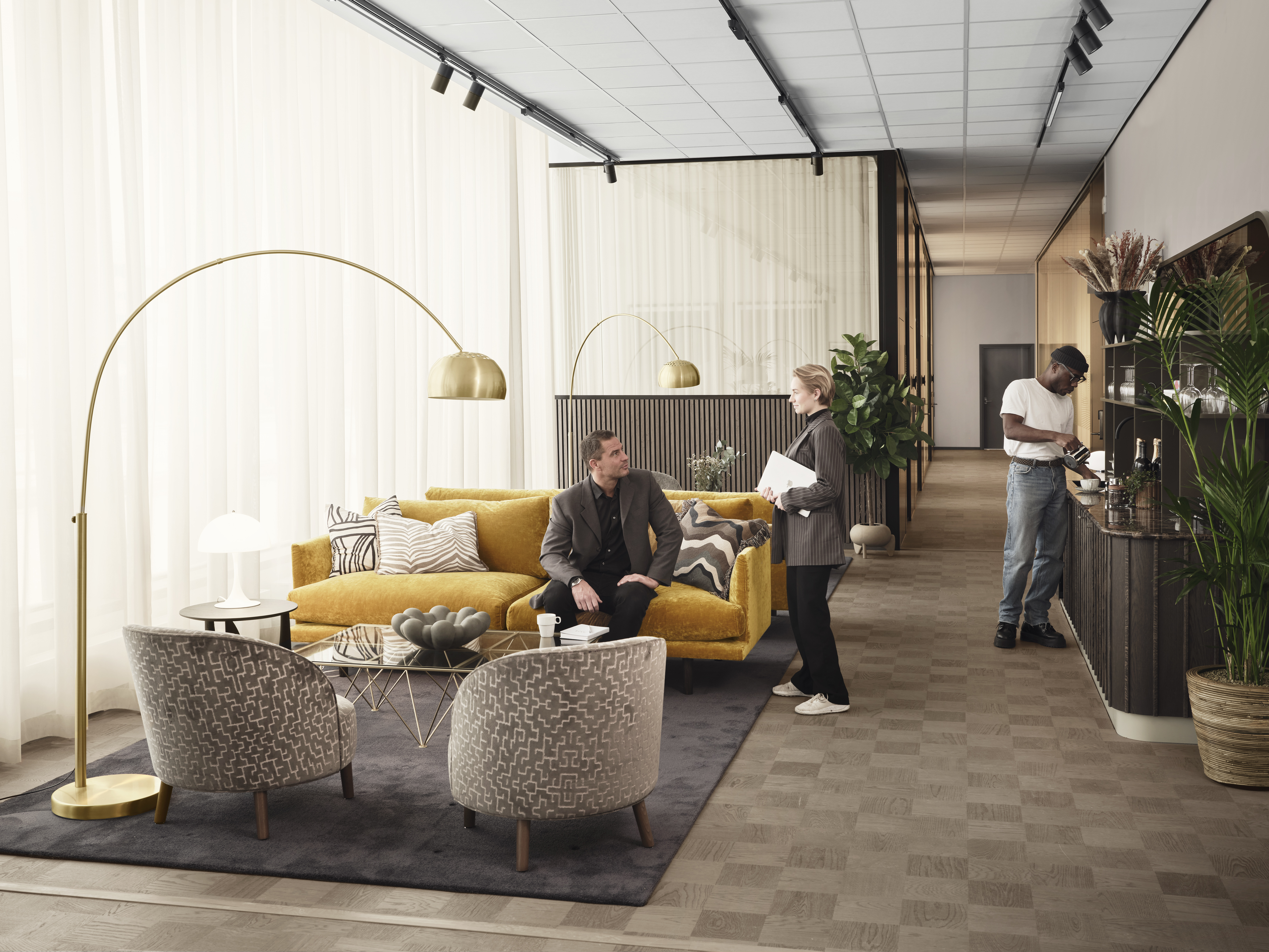 Människor i en lounge med soffor och fåtöljer