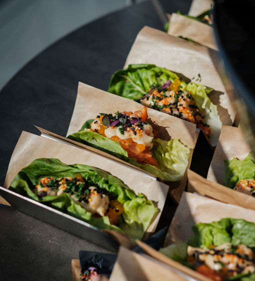 Mingelmat - salladsblad vikta som tacos och fyllda med olika innehåll