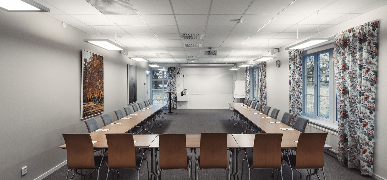 Rymligt konferensrum i U-sittning