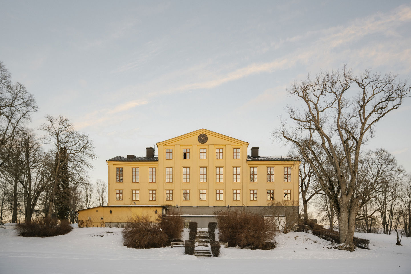 Anrik herrgård på vintern