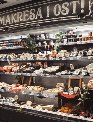 Hylla med ost i matbutik 