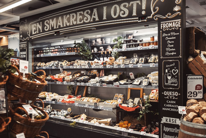 Hylla med ost i matbutik 