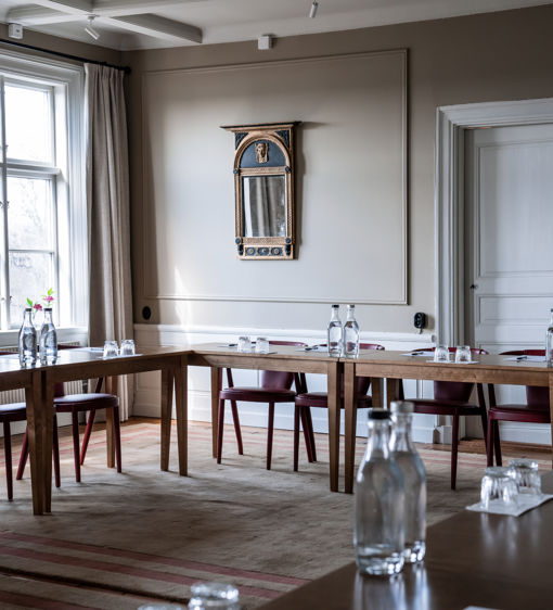 Konferensrum i herrgård, möblerad i U-sittning