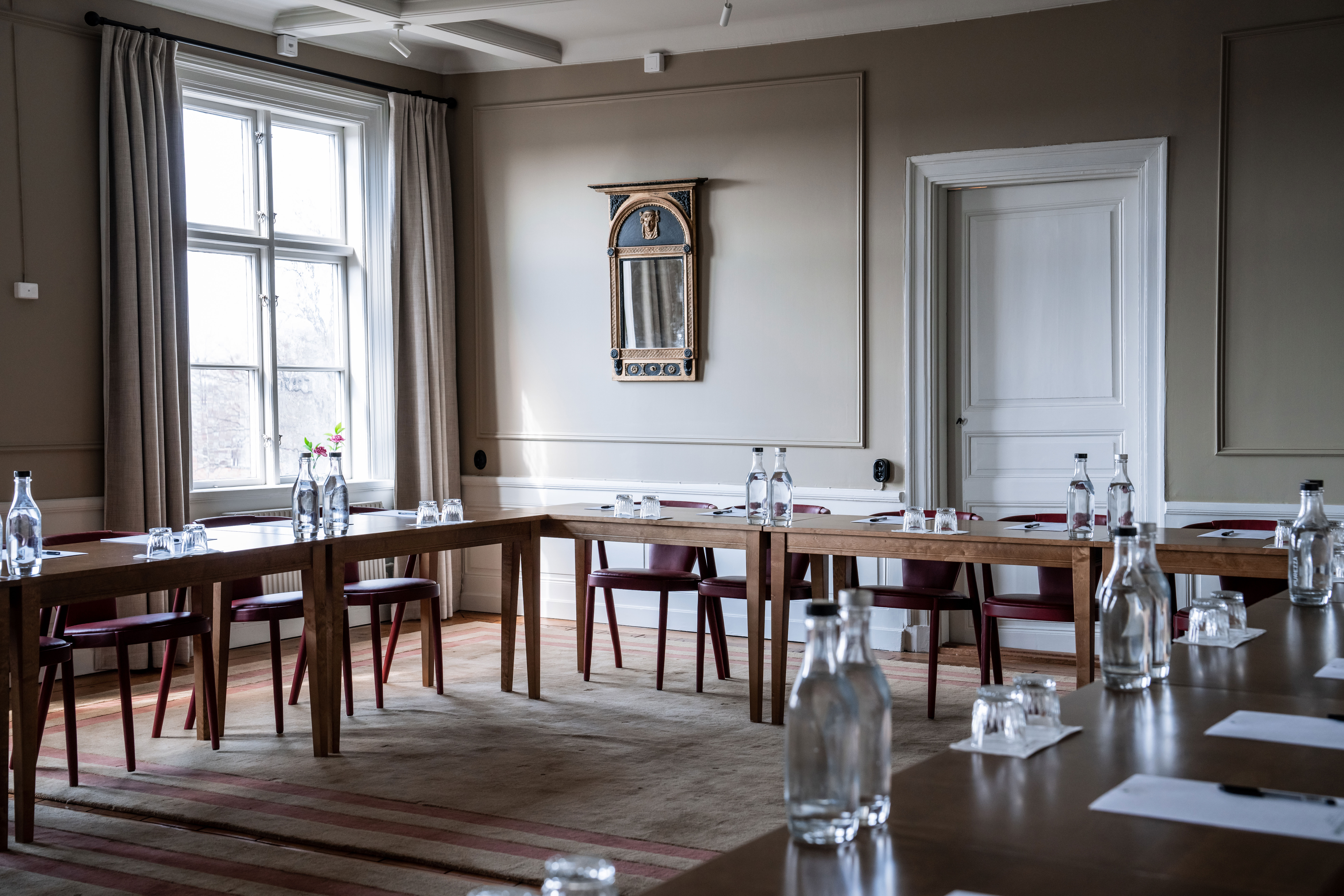 Konferensrum i herrgård, möblerad i U-sittning