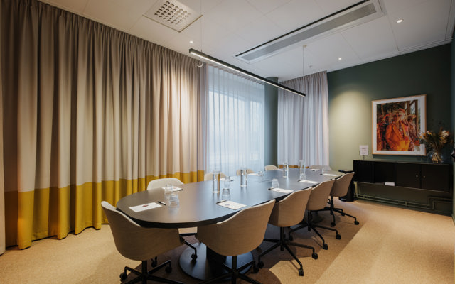 Konferensrum möblerad i styrelsesittning