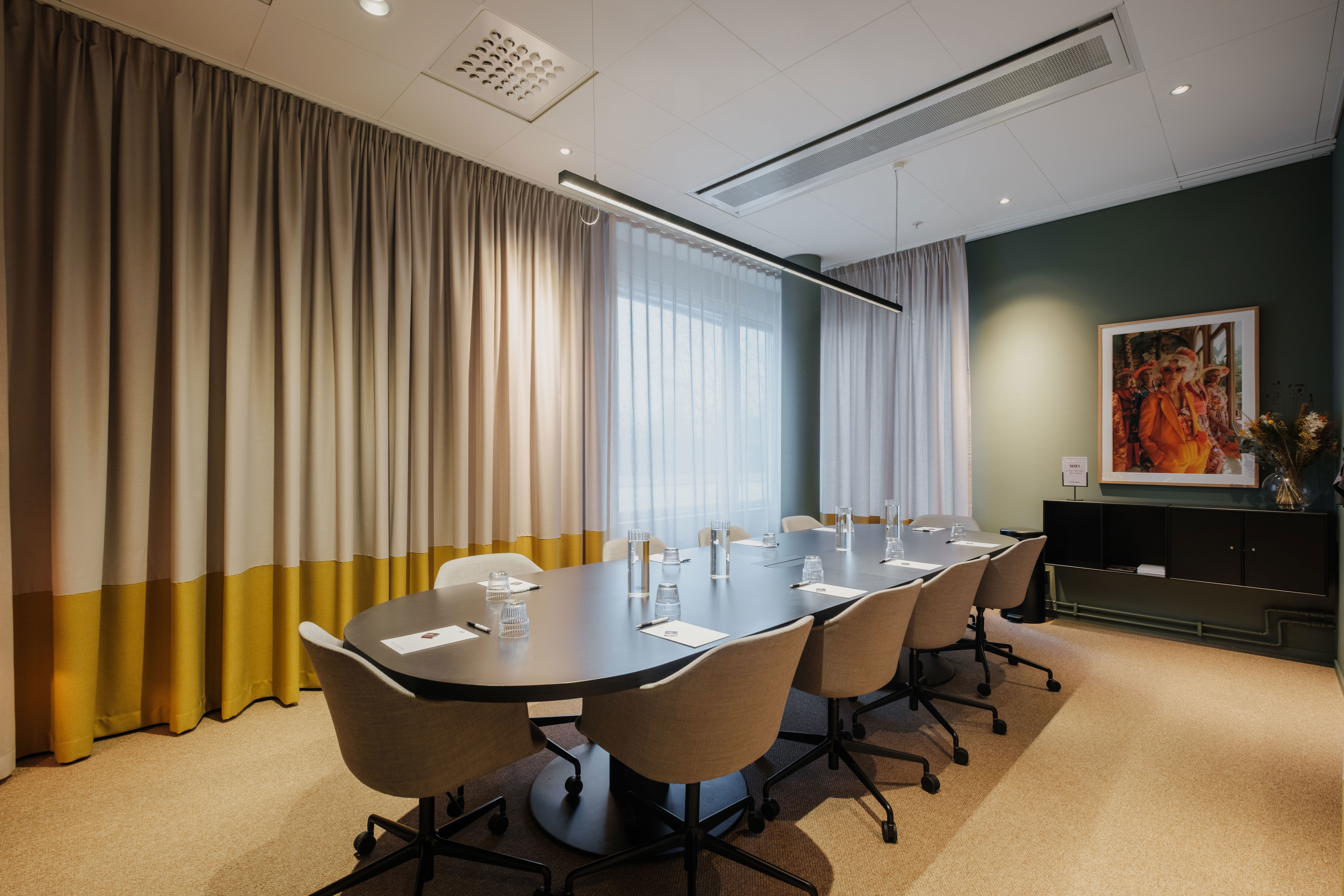 Konferensrum möblerad i styrelsesittning