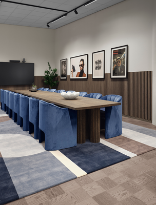 Stort och rymligt konferensrum med sköna stolar och styrelsesittning