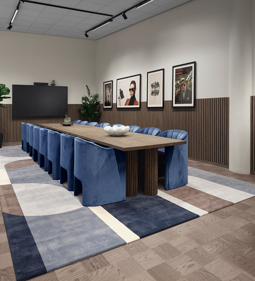 Stort och rymligt konferensrum med sköna stolar och styrelsesittning