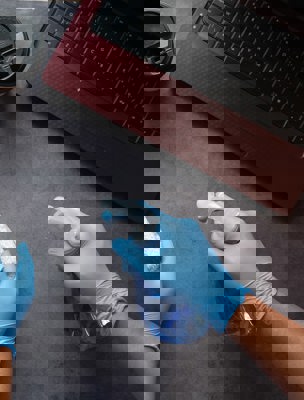 Ett skrivbord städas