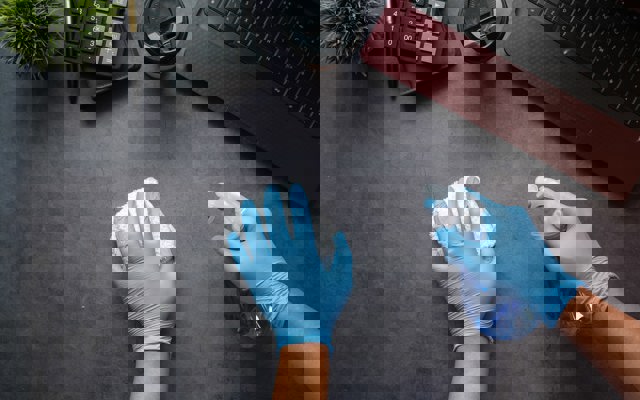 Ett skrivbord städas