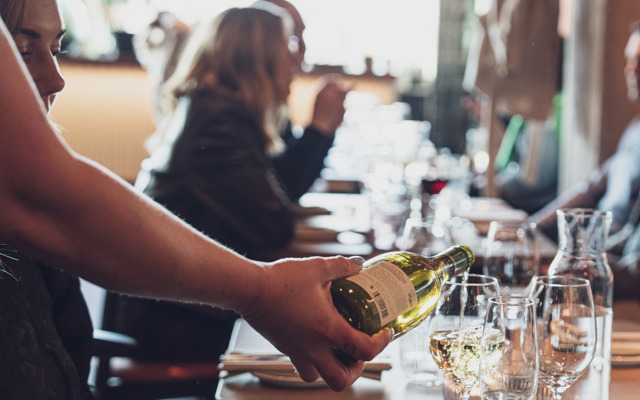 Vin serveras vid bordet