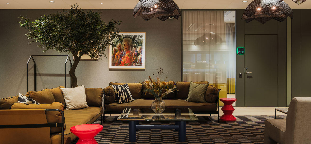 Lounge med sköna soffor och stor matta