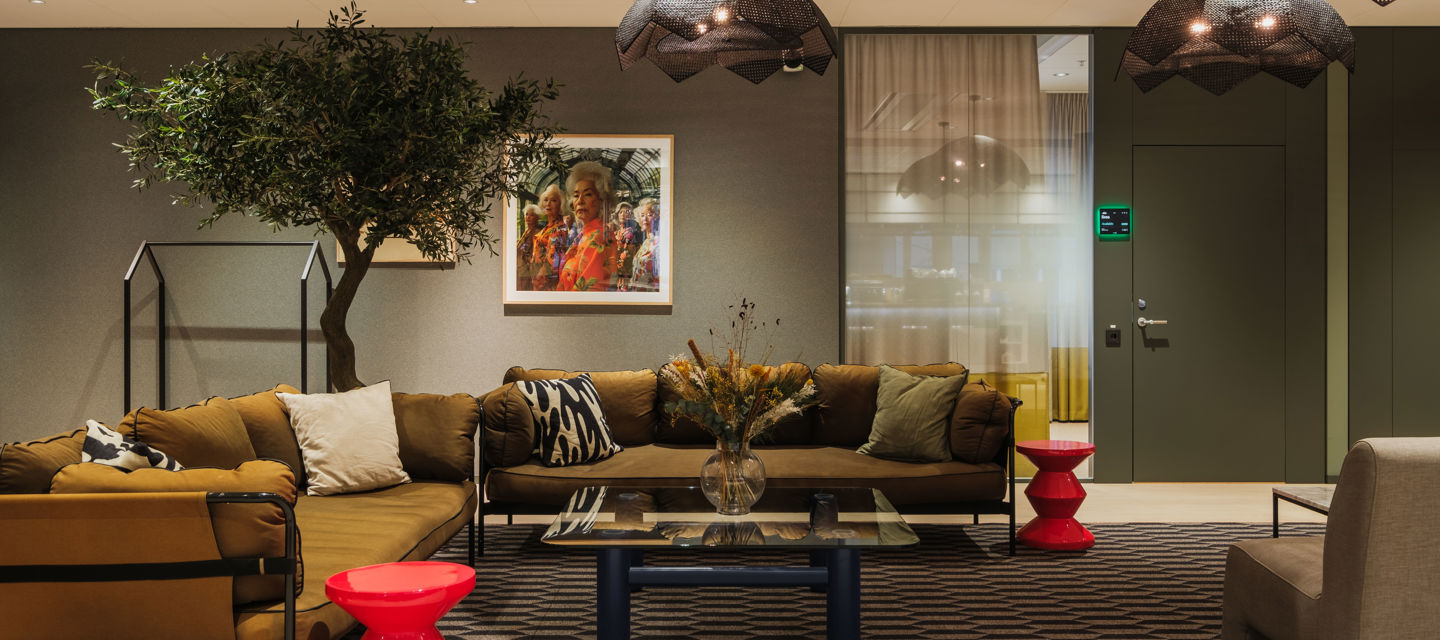 Lounge med sköna soffor och stor matta