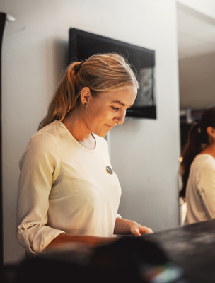 Receptionister står vid disken och är redo att välkomna gästerna