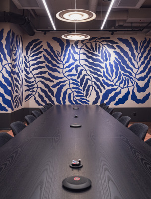 Konferensrum möblerad i styrelsesittning