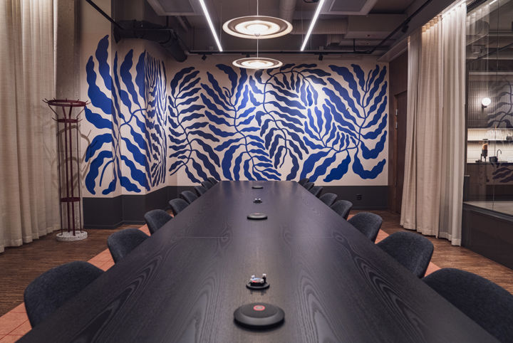 Konferensrum möblerad i styrelsesittning