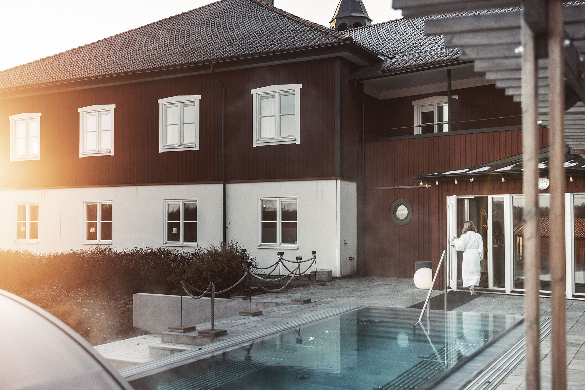 Varm utomhuspool vid Fågelbro Säteri på Värmdö