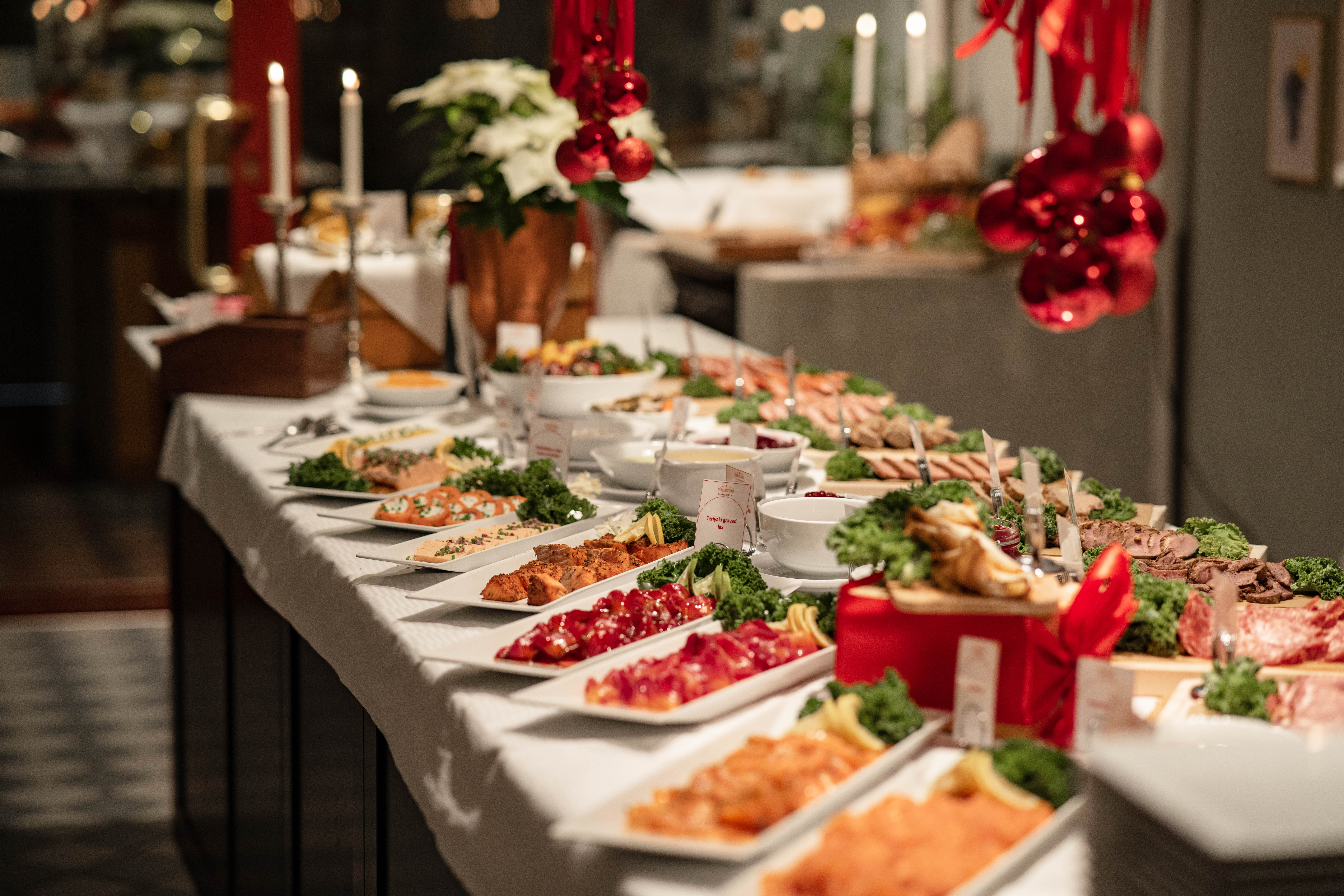 Uppdukat julbord med flera olika klassiska rätter