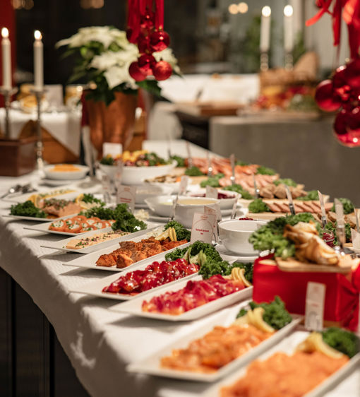 Uppdukat julbord med flera olika klassiska rätter