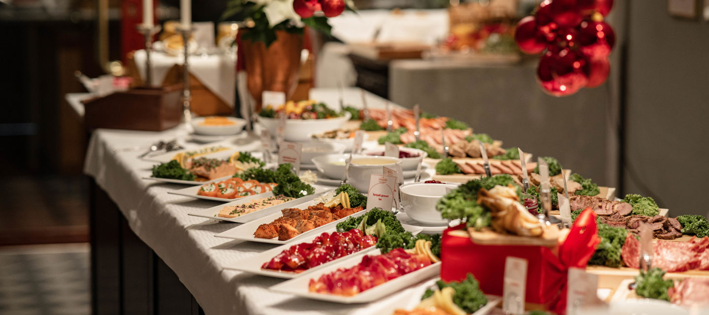 Uppdukat julbord med flera olika klassiska rätter