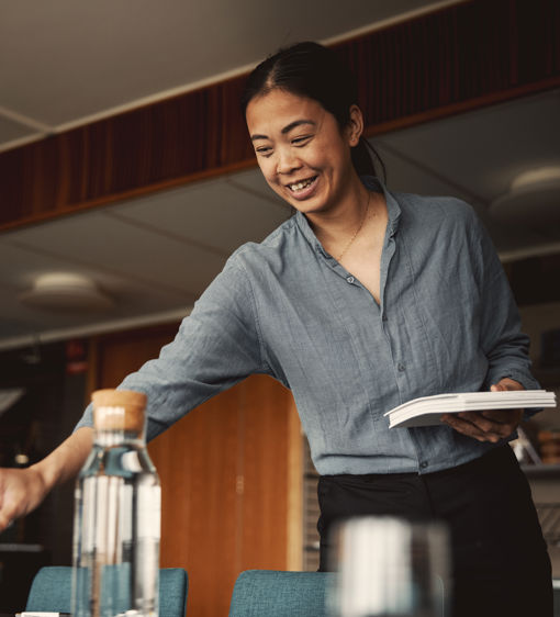 Medarbetare förbereder ett konferensrum 