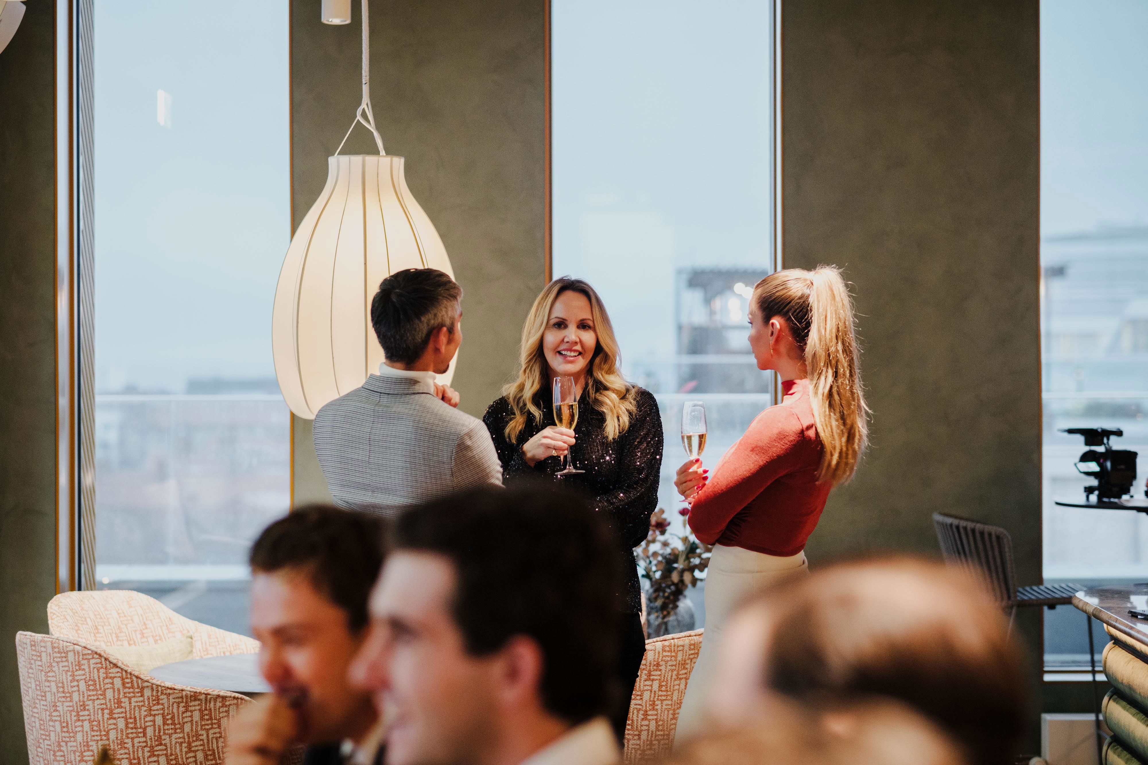 Människor minglar med champagne