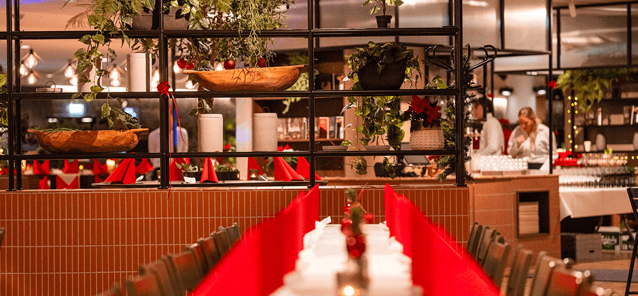 Dukat med röda servetter inför julbord på restaurang