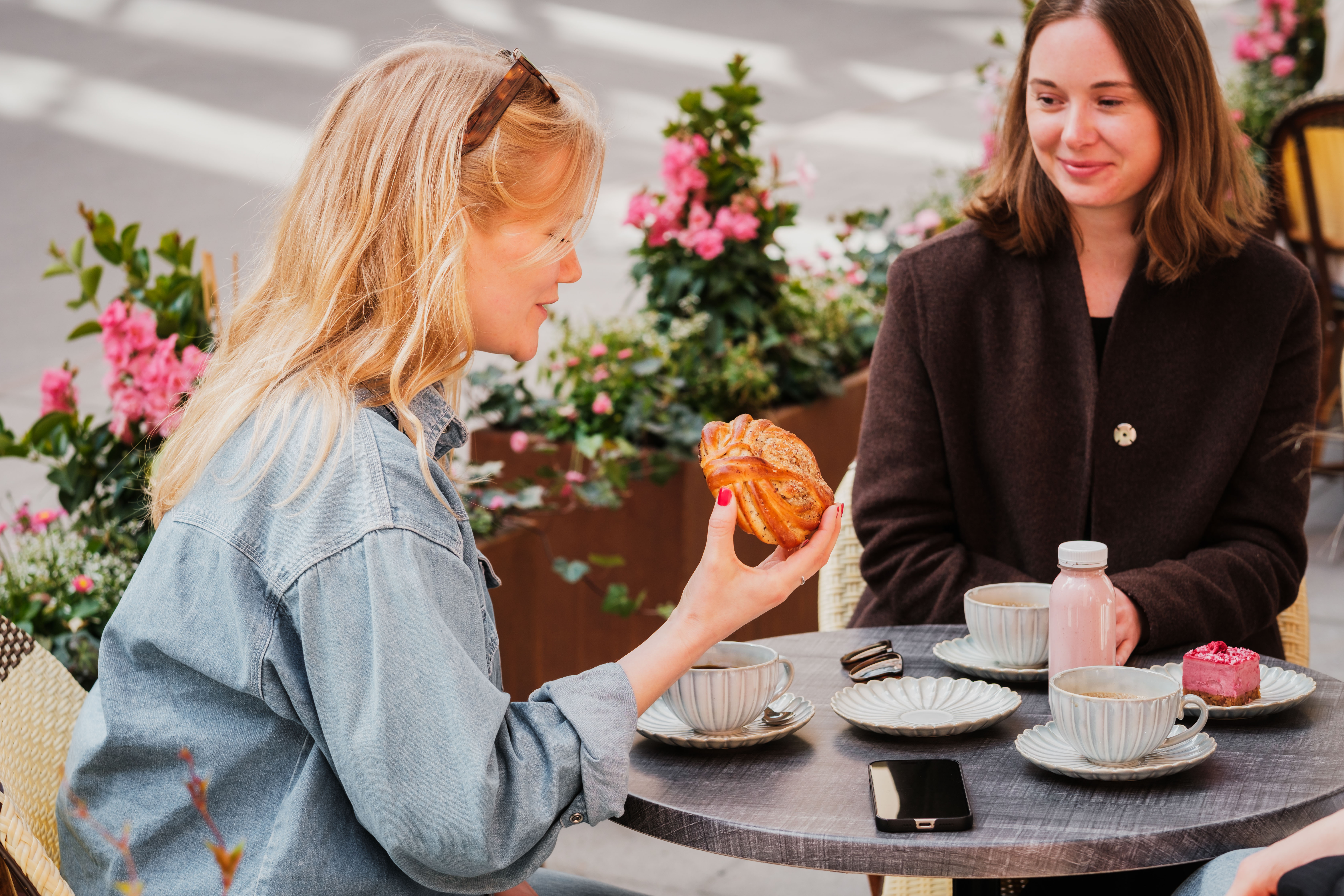 Fika på uteserveringen nära Östermalmstorg