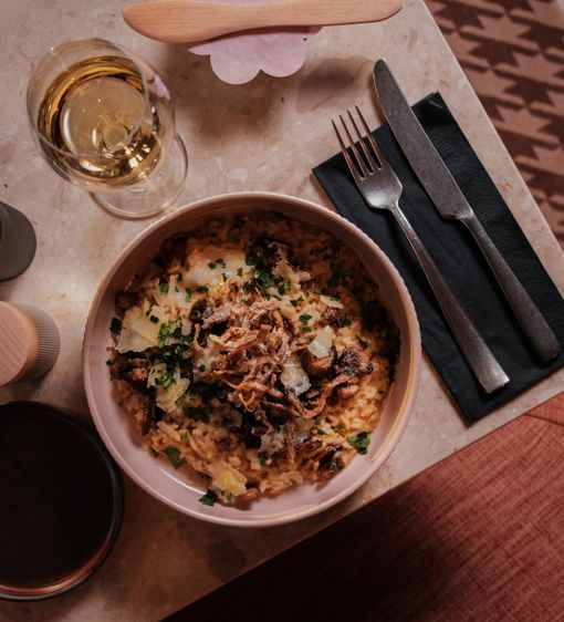 Mat serveras i restaurang