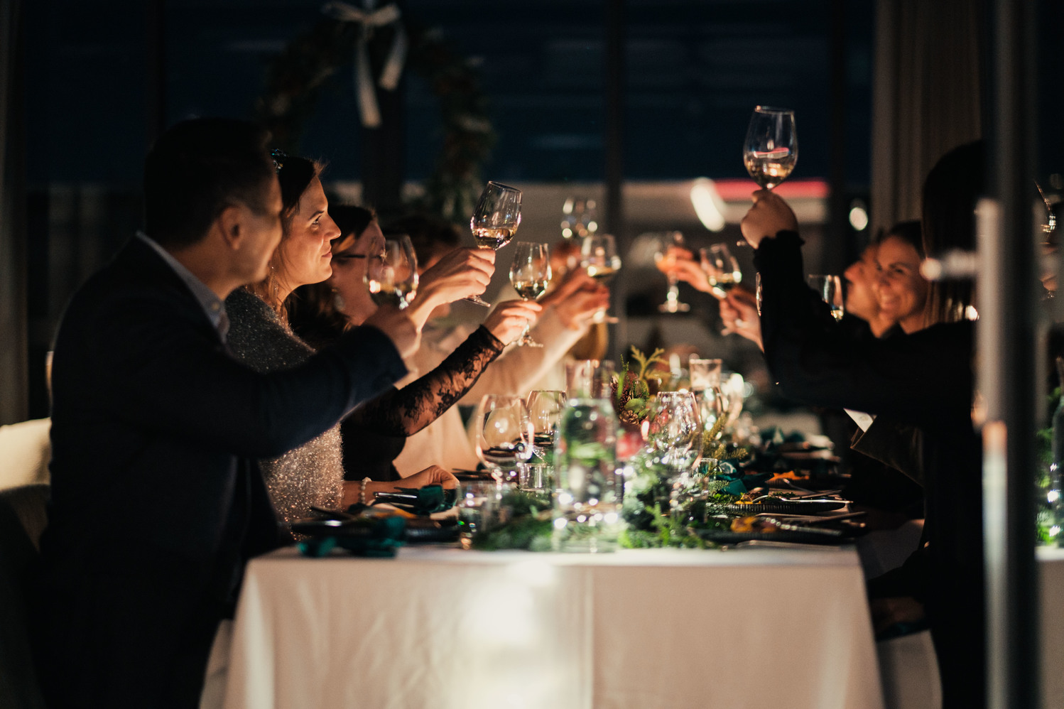 Ett sällskap skålar vid julbord