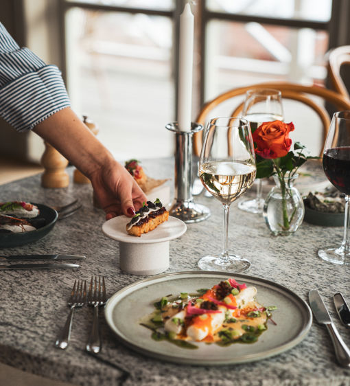 Vit sparris och andra maträtter serveras i restaurangen