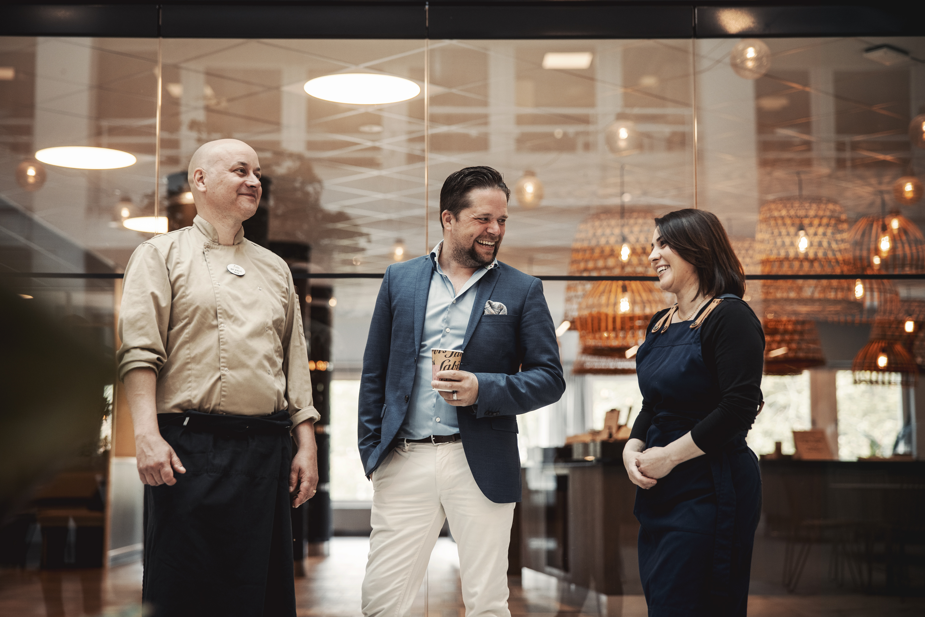 Tre medarbetare pratar tillsammans