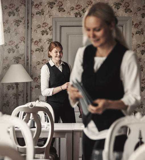 Personal dukar middagsbord