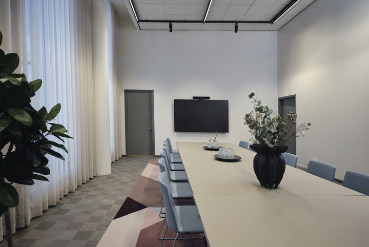 Konferensrum med ett bord i styrelsesittning
