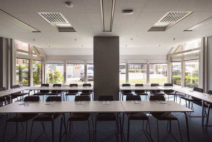 Konferenslokal möblerad i skolsittning