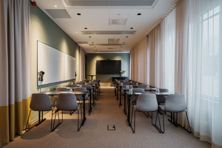Konferenslokal möblerad i skolsittning