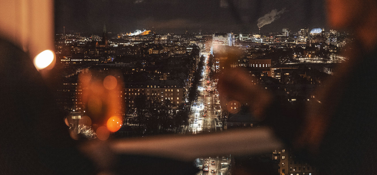 Kvällsutsikt över en upplyst stad