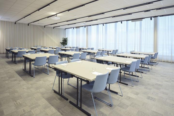 Rymlig konferenslokal möblerad i ö-sittning