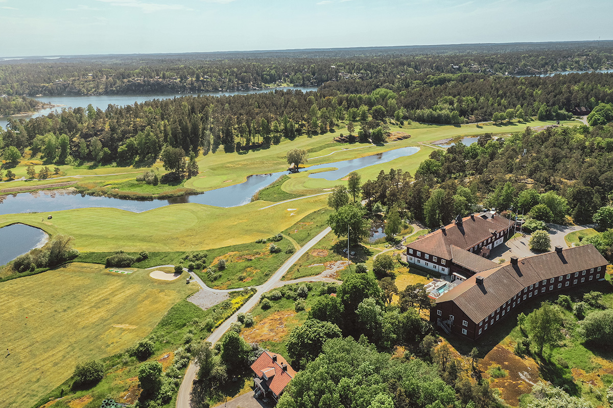 Överblick av hela hotellet och de gröna omgivningarna på Värmdö