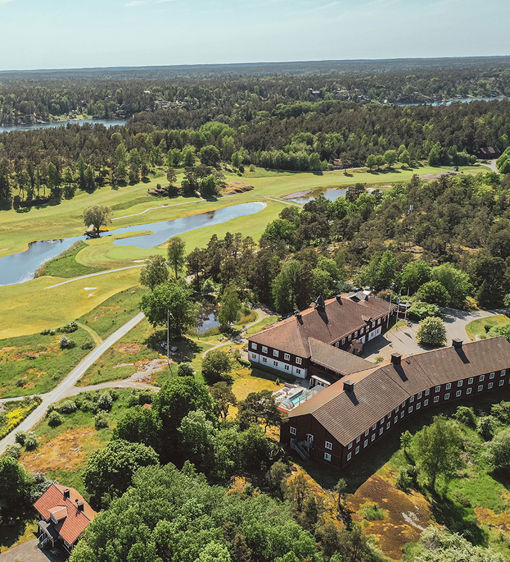 Överblick av hela hotellet och de gröna omgivningarna på Värmdö