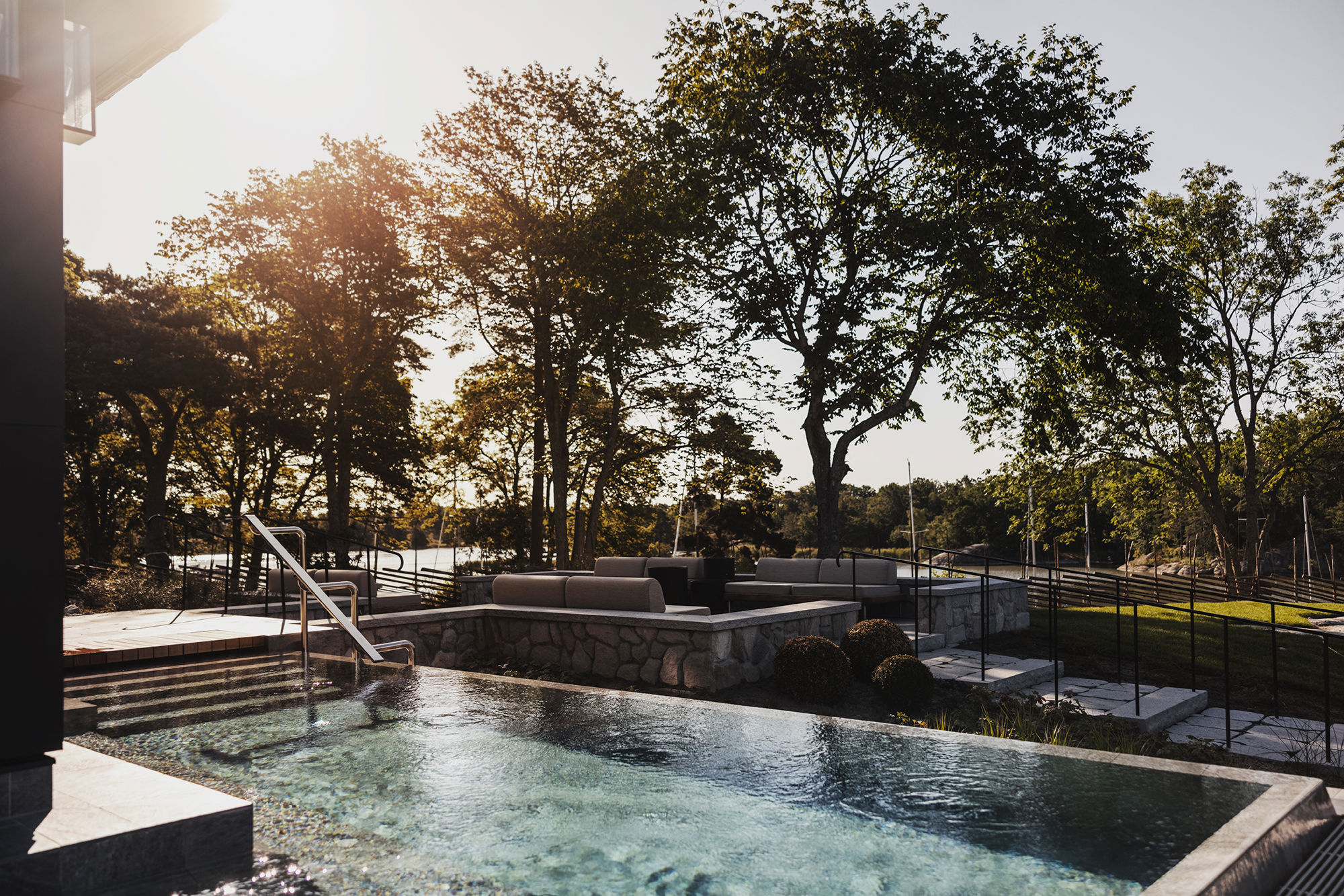 Utomhuspool med utsikt över Hemviken