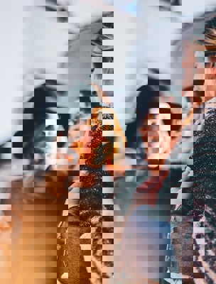 Tre vänner skrattar