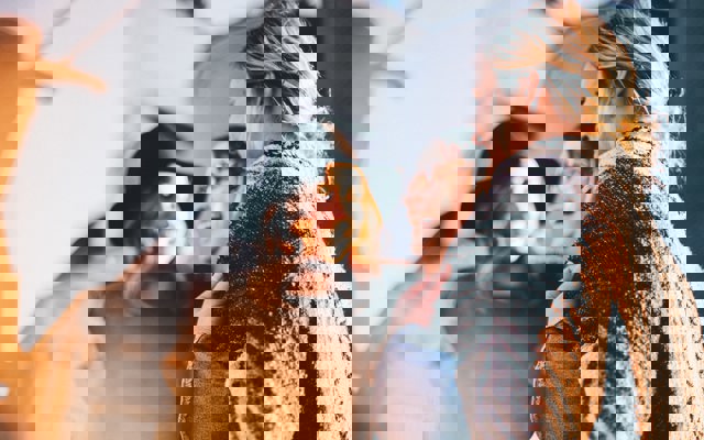 Tre vänner skrattar