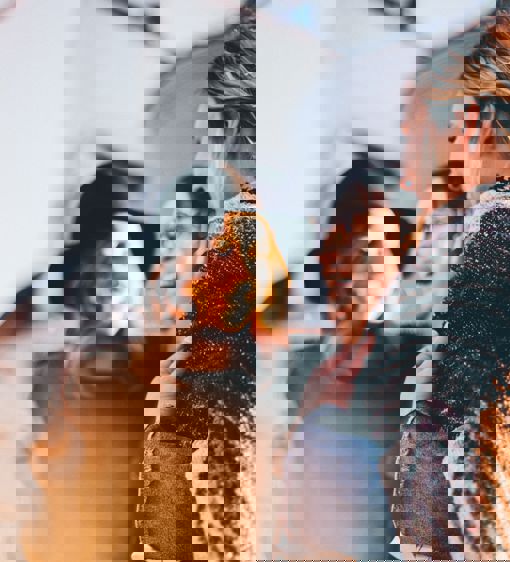 Tre vänner skrattar