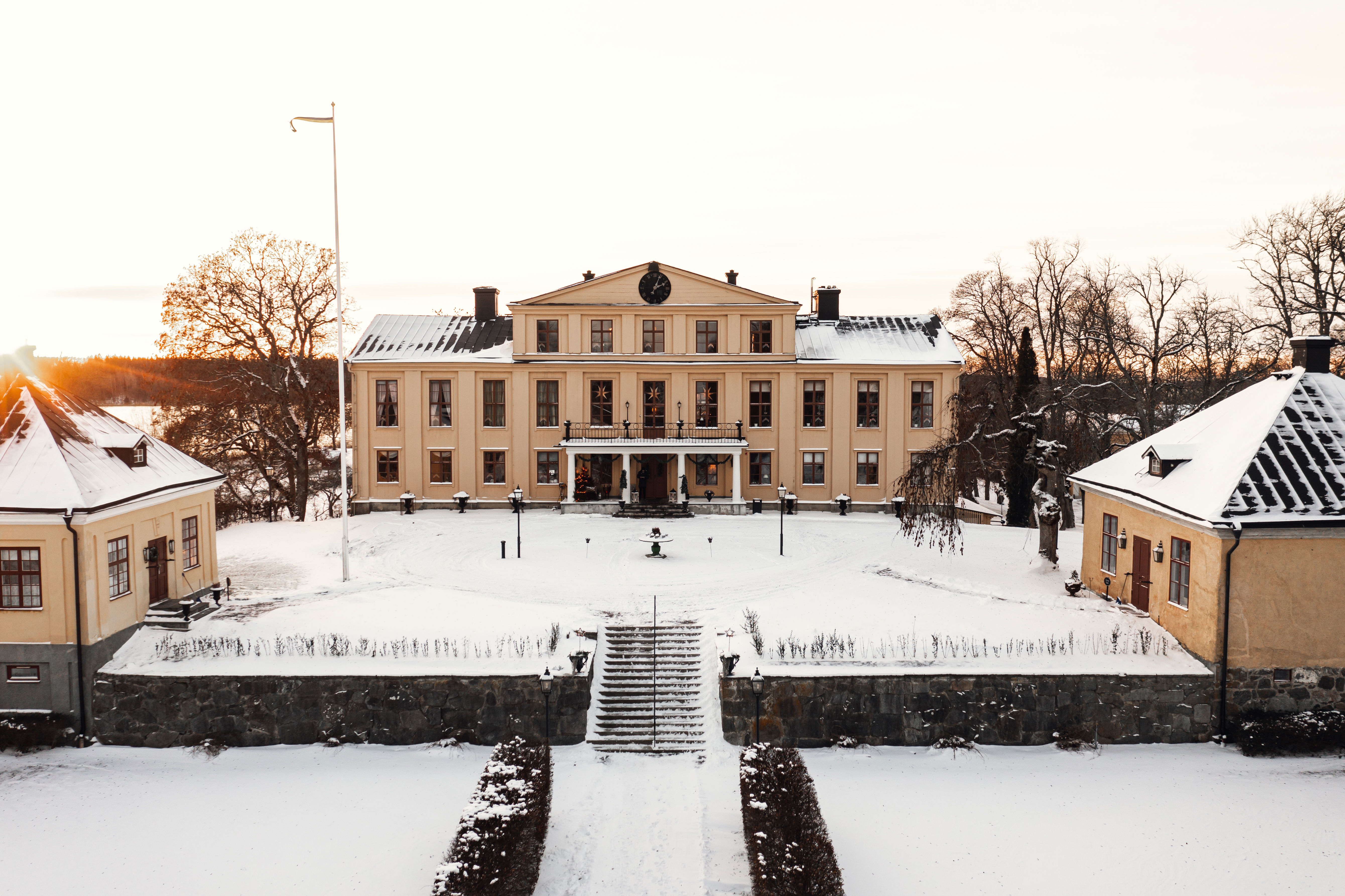 Herrgårdsbyggnaden i vinterskrud med snö
