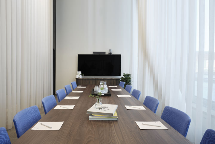 Mötesrum med ett stort bord, perfekt för styrelsemöten