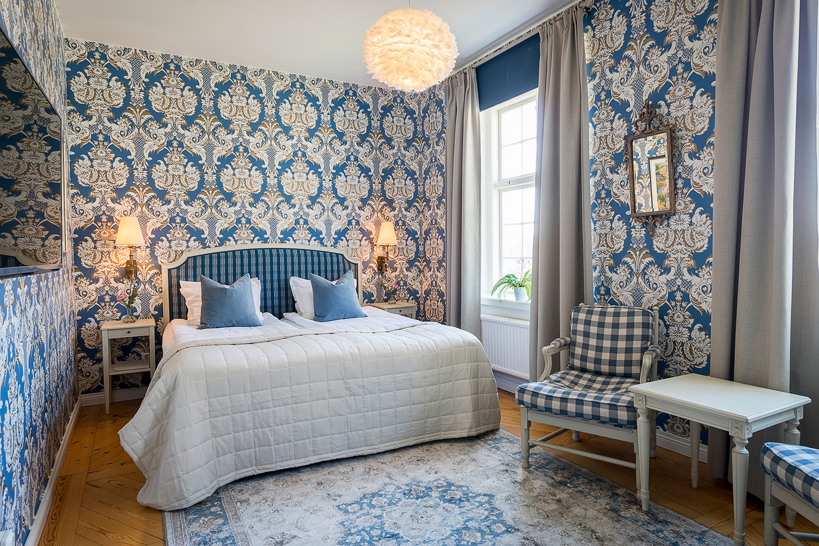 Mjuk säng i sovrum med blåa detaljer